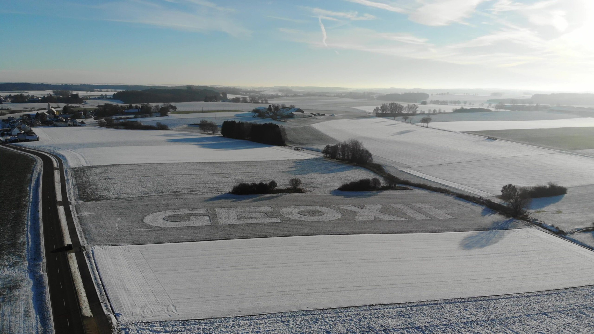 GEOXIP Ackerwerbung im Winter unter Schnee – großflächiger GEOXIP Schriftzug auf einer landwirtschaftlichen Fläche zeigt, wie Geobrandings und Geobrandings durch unterschiedliche Vegetation und Schneedecke saisonal sichtbar werden können